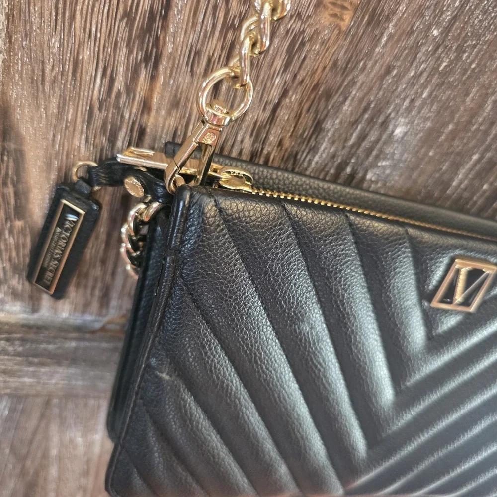Victoria's Secret Purse Black V-Quilted Top Zip Cross Body Camera‎ Shoulder Bag